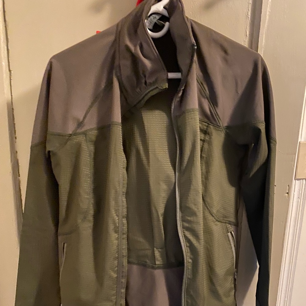 Medium mountain hardwear warmup jacket